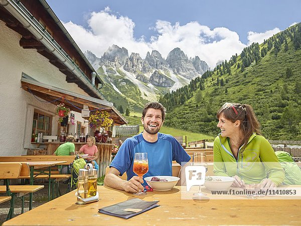 Wanderer bei der Rast auf einer Berghütte  Kalkkögel  Tirol  Österreich  Europa