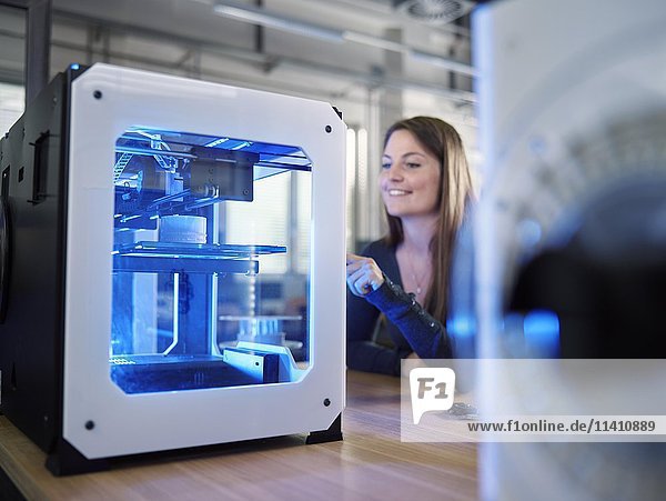 Angestellter  25-30 Jahre  Eröffnung eines 3D-Druckers im Produktionslabor  FabLab  Wattens  Tirol  Österreich  Europa