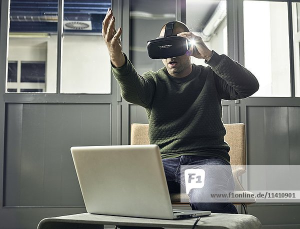 Mann mit VR-Brille  Brille der virtuellen Realität