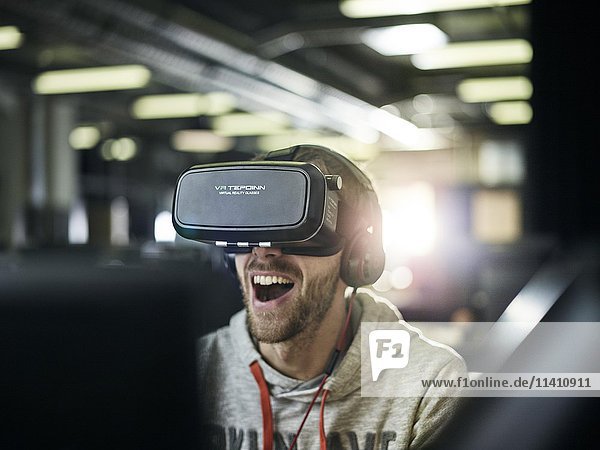 Mann mit VR-Brille  Virtual-Reality-Brille und Kopfhörer