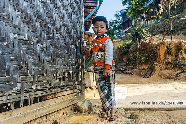 Kleiner Junge steht vor einer Blockhütte  Palaung Bergvolk  Palaung Dorf in Kyaukme  Shan Staat  Myanmar  Asien