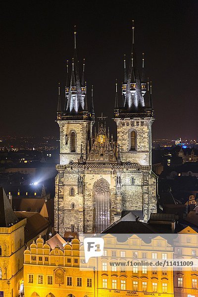 Tyn-Kirche  Blick vom Altstädter Rathaus bei Nacht  historisches Zentrum  Prag  Tschechische Republik  Europa