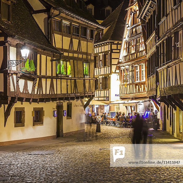 Restaurants und Weinstuben am Abend  Straßburg Viertel  La Petite France  Fachwerkhäuser  historisches Zentrum  Straßburg  Elsass  Frankreich  Europa