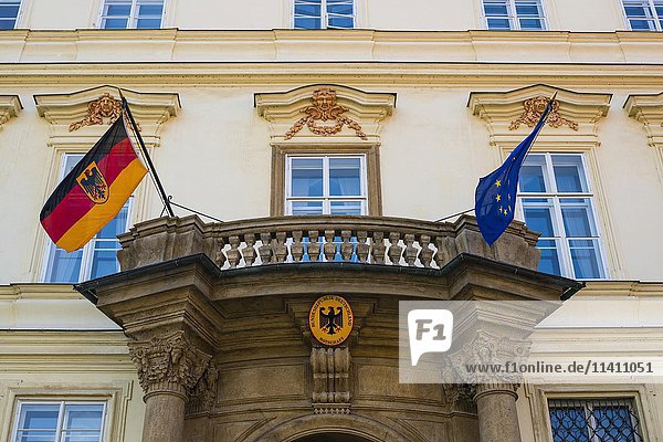 Deutsche Botschaft mit wehenden Fahnen  Portal  Lobkowicz-Palast  Prag  Böhmen  Tschechische Republik  Europa