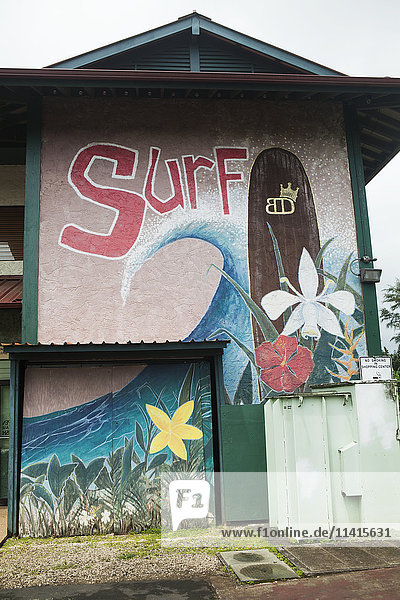 Gemaltes Wandschild vor einem Surfshop; Hanalei  Kauai  Hawaii  Vereinigte Staaten von Amerika'.