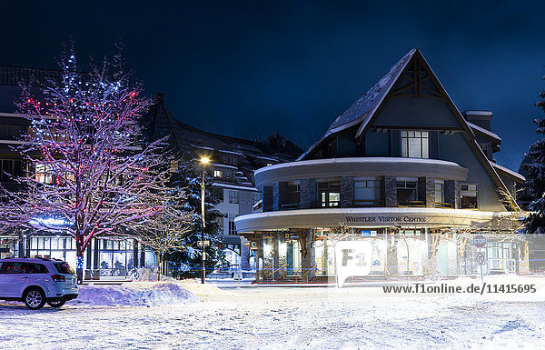 Weihnachtsbeleuchtung und Neuschnee im Whistler Village Visitor Centre; Whistler  British Columbia  Kanada'.