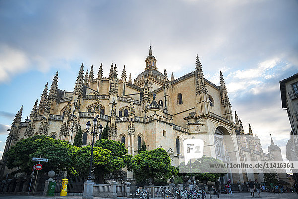 Die Kathedrale von Segovia von der Plaza Mayor aus gesehen; Segovia  Kastilien-León  Spanien