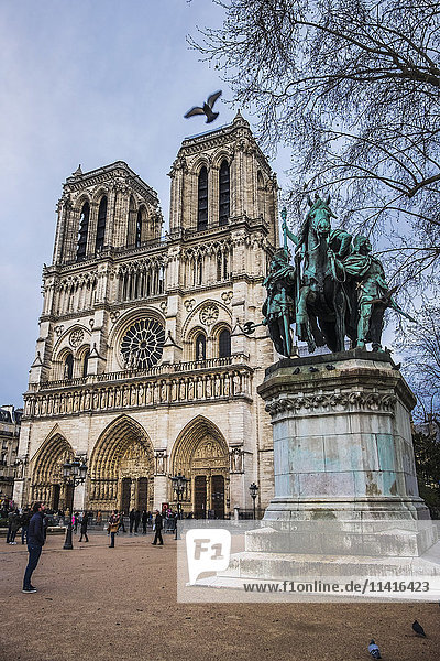 Statue von Karl dem Großen vor der Kathedrale Notre Dame; Paris  Frankreich'.