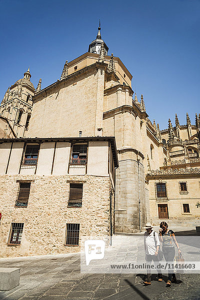 Straße im Stadtzentrum von Segovia mit dem Turm der Kathedrale im Hintergrund; Segovia  Kastilien-León  Spanien'.