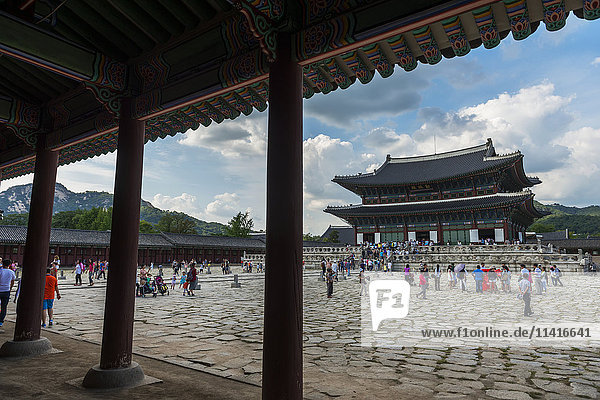 Touristen im Gyeongbokgung-Palast; Seoul  Korea'.