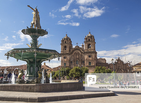 Die Plaza de Armas mit der Catedral de Santa Catalina im Hintergrund; Cusco  Peru'.