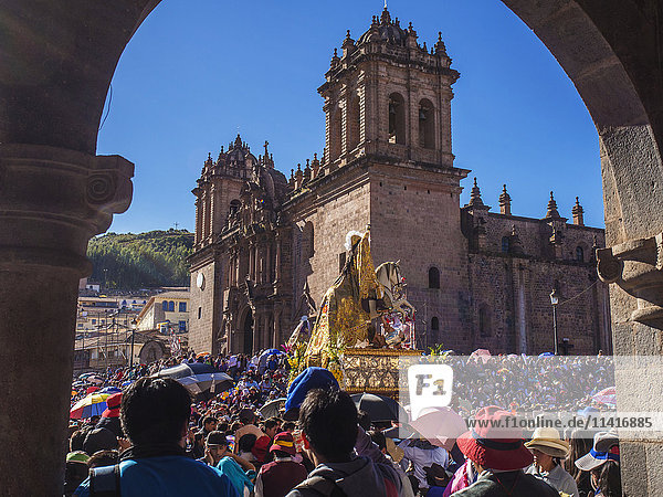 Das religiöse Fronleichnamsfest findet auf der Plaza de Armas mit der Kathedrale von Cusco im Hintergrund statt  60 Tage nach Ostern; Cusco  Peru'.