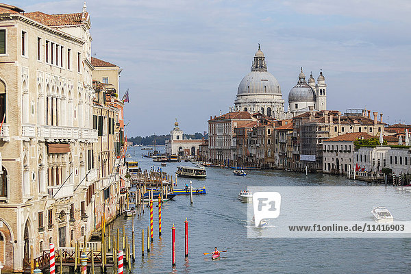 Ein bekanntes und beliebtes Fotomotiv für Reisende in Venedig  hier am malerischen Canal Grande mit Blick von der Accademia-Brücke; Venedig  Italien'.