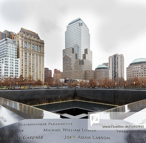 Blick auf das 911 Memorial; New York City  New York  Vereinigte Staaten von Amerika'.