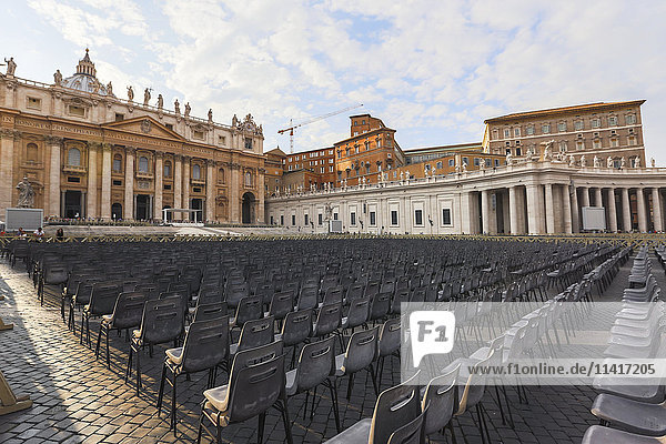 Auf dem Petersplatz in der Vatikanstadt sind Sitzgelegenheiten im Freien für die wöchentliche Papstaudienz eingerichtet  die jeweils mittwochs zum geistlichen Segen stattfindet; Vatikanstadt  Latium  Italien'