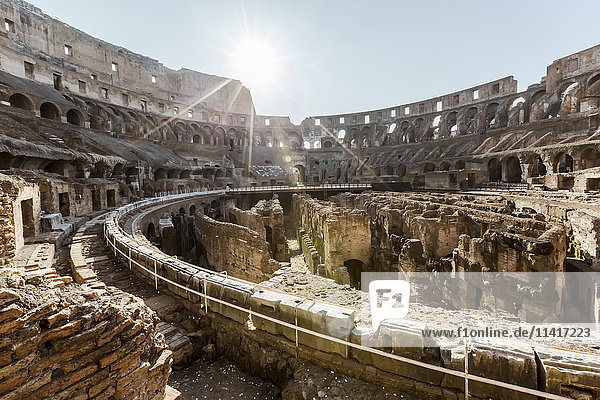 Die Morgensonne scheint gerade über die Mauern des Kolosseums am frühen Morgen  als noch keine Touristen zu sehen sind; Rom  Italien'.