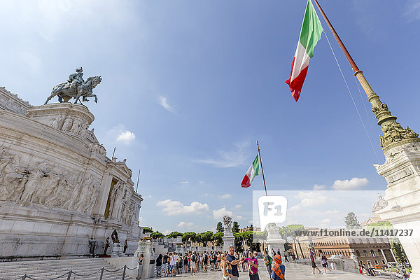 Die Piazza Venezia und das Denkmal für den unbekannten Soldaten Vittorio Emanuele werden von Mitgliedern des italienischen Militärs zum Gedenken an die Soldaten des Ersten Weltkriegs bewacht und ziehen das ganze Jahr über viele Touristen an  die das Denkmal und die Flaggen in der Nähe des Forums und des Kolosseums sehen wollen; Rom  Italien'.