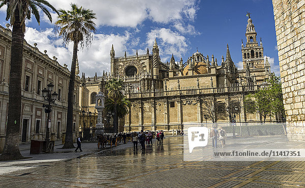 Blick auf die Kathedrale von Sevilla und das Archivio de Indias vom Eingang des Real Alcazar; Sevilla  Andalusien  Spanien'.