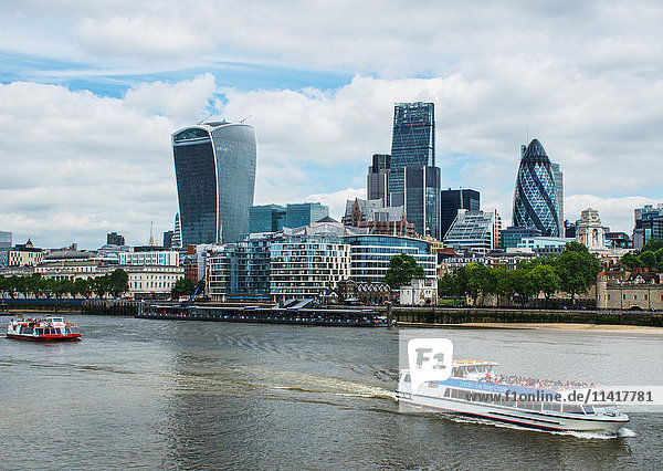 Blick über die Themse auf die City of London (das Walkie Talkie-Gebäude und die Gurke  Mitte); London  England