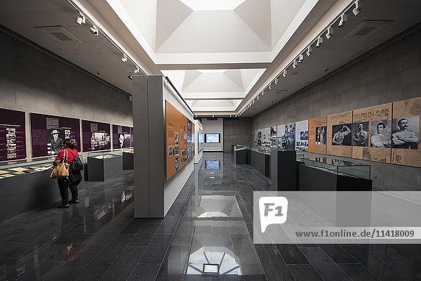 Ausstellungshalle im Museum für den Völkermord an den Armeniern - Institut in der Gedenkstätte für den Völkermord an den Armeniern auf dem Tsitsernakaberd-Hügel; Eriwan  Armenien