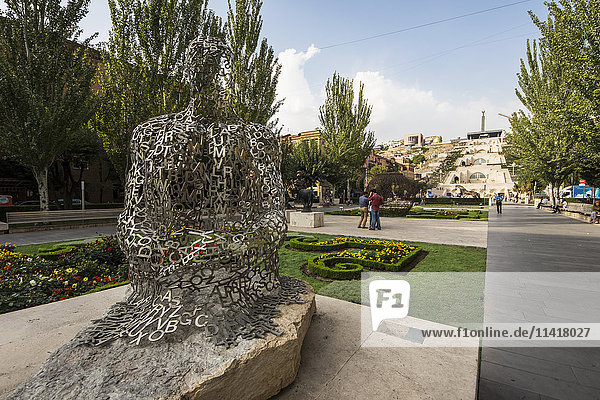 Schatten I  Metallskulptur von Jaume Plensa  ausgestellt im Cafesjian-Kunstmuseum in der Kaskade von Eriwan; Eriwan  Armenien '