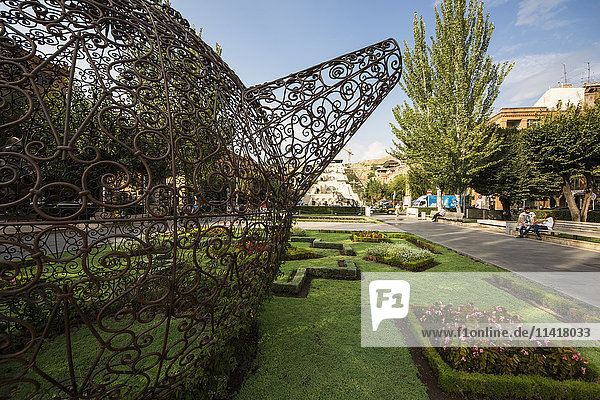 Teepavillon  Skulptur von Joana Vasconcelos  ausgestellt im Cafesjian-Kunstmuseum in der Eriwan-Kaskade; Eriwan  Armenien