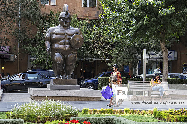Römischer Soldat  Skulptur von Fernando Botero  ausgestellt im Cafesjian-Kunstmuseum in der Kaskade von Eriwan; Eriwan  Armenien '