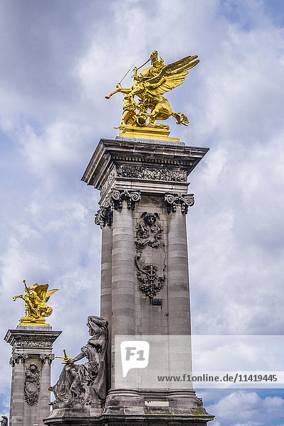 Vergoldete Bronzestatuen von Fames und Pegasus auf der Pont Alexandre III; Paris  Frankreich .
