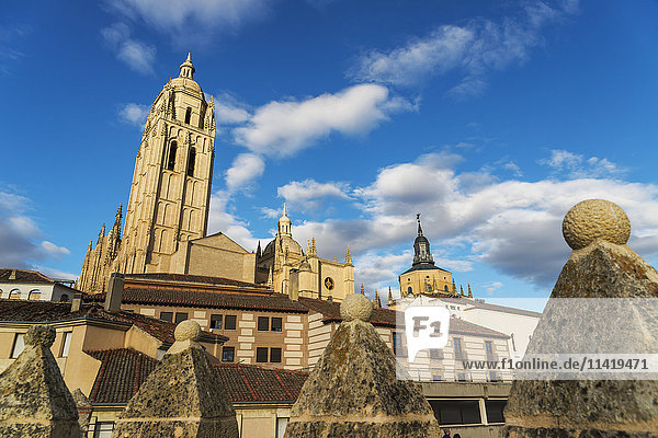 Die Kathedrale von Segovia von der Stadtmauer aus; Segovia  Kastilien-León  Spanien'.