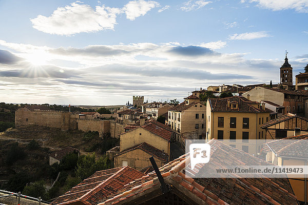 Stadtbild von Segovia  Stadtmauern und Häuser; Segovia  Kastilien-León  Spanien'.