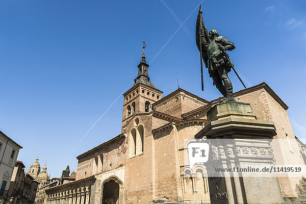 Kirche San Martín und Juan-Bravo-Statue  Bauwerk im romanischen Stil; Segovia  Kastilien-León  Spanien'.