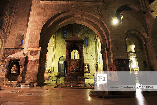 Grabmonument der Heiligen Sidonia und Thron des Katholikos-Patriarchen in der Svetitskhoveli Kathedrale; Mtskheta  Mtskheta-Mtianeti  Georgien