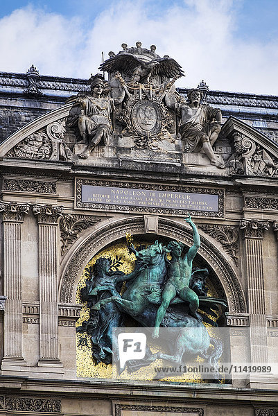 Dach des Louvre mit einer Statue zu Ehren von Kaiser Napoleon III; Paris,  Frankreich