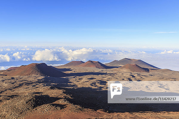 Schlackenkegel und Caldera aus alten Lavaeruptionen auf dem 4200 Meter hohen Mauna Kea  dem höchsten Berg Hawaiis; Insel Hawaii  Hawaii  Vereinigte Staaten von Amerika'.