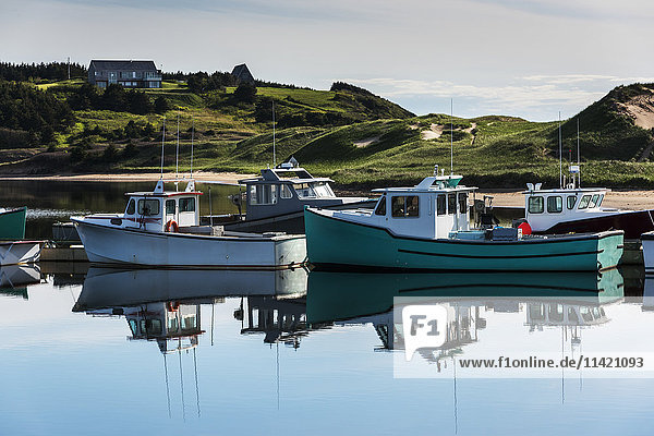 Fischerboote im ruhigen Hafen; Mabou  Nova Scotia  Kanada'.