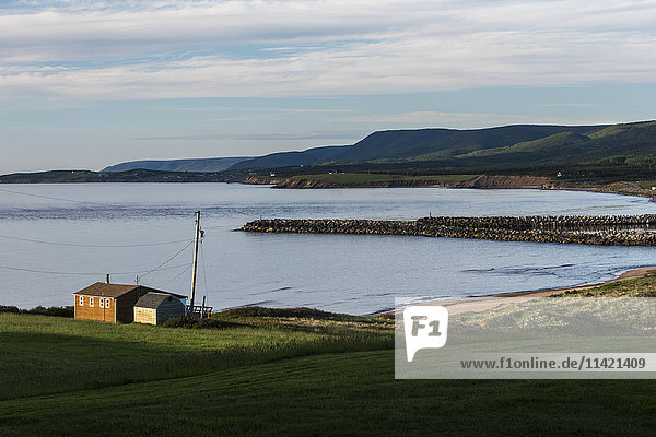 Ein Haus und ein Wellenbrecher entlang der Atlantikküste  Cape Breton Island; Margaree  Nova Scotia  Kanada .