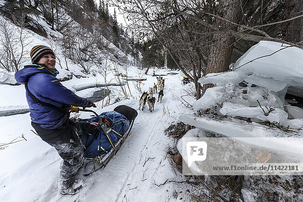Ryne Olson auf dem Trail in der Alaska Range in der Dalzell-Schlucht auf dem Weg nach Rohn vom Rainy Pass Checkpoint während des Iditarod 2016  Alaska.