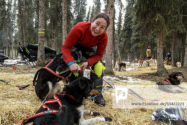 Musherin Sarah Stokey stiefelt mit ihren Hunden  während sie sich darauf vorbereitet  den Rohn-Checkpoint beim Iditarod 2016 in Alaska zu verlassen.