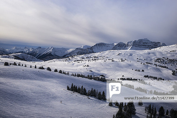 Landschaft der Rocky Mountains und Sunshine Ski Resort; Banff  Alberta  Kanada'.