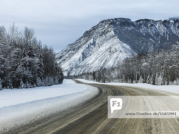 Alaska Highway durch die Rocky Mountains im Winter; British Columbia  Kanada'.