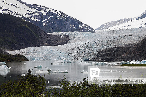 Panoramablick auf den Mendenhall-Gletscher und den See  Juneau  Südost-Alaska  USA