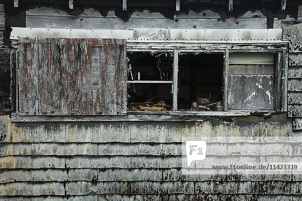 Blick auf ein Fenster eines rustikalen Hauses  Pelican  Chichagof Island  Südost-Alaska  USA