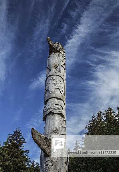 Pelican Unity Totempfahl  geschnitzt von Stan Marsden im Jahr 1998  Chichagof Island  Südost-Alaska  USA