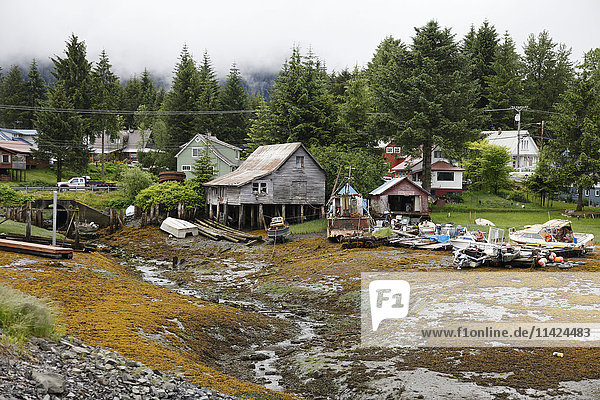 Blick auf Häuser entlang der Küste bei Pelican  Chichagof Island  Südost-Alaska  USA