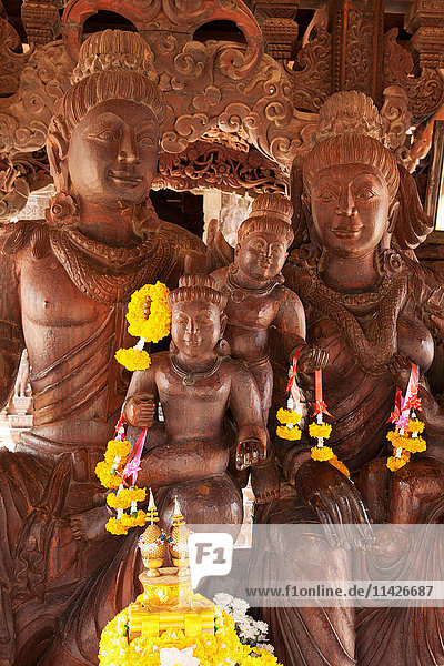 Heiligtum der Wahrheit - Holzgebäude mit Hunderten von geschnitzten buddhistischen Figuren; Pattaya  Thailand
