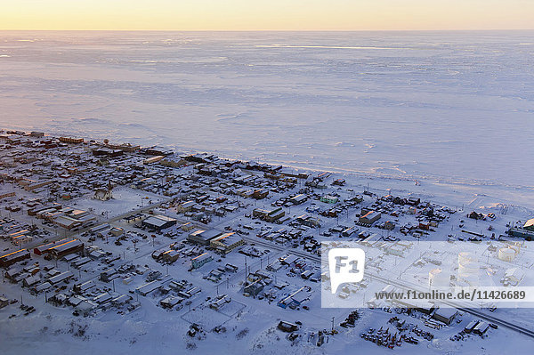 Luftaufnahme bei Sonnenaufgang des Dorfes Nome auf der Seward-Halbinsel und der zugefrorenen Beringsee; Nome  Alaska  Vereinigte Staaten von Amerika
