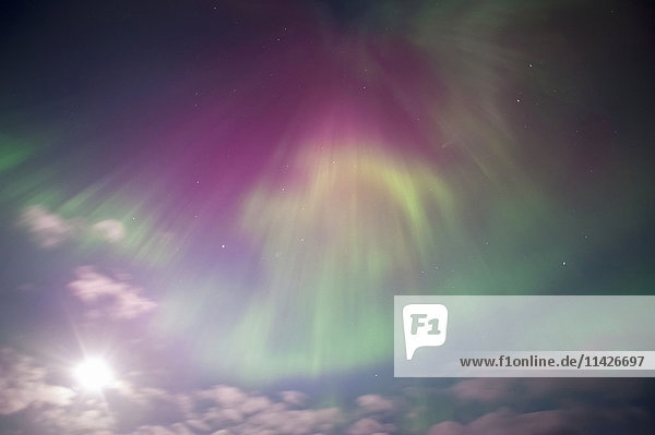 Polarlicht über Turnagain Arm in der Nähe von Girdwood  Alaska  mit Vollmond; Alaska  Vereinigte Staaten von Amerika'.
