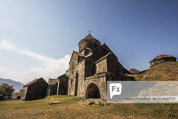 Kathedrale des Heiligen Zeichens (St. Nshan) des Klosters Haghpat und Galerie des Skriptoriums (Buchdepot) des Klosters Haghpat; Provinz Lori  Armenien'.