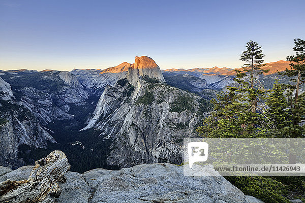 Blick vom Glacier Point bei Sonnenuntergang  Yosemite National Park; Kalifornien  Vereinigte Staaten von Amerika'.