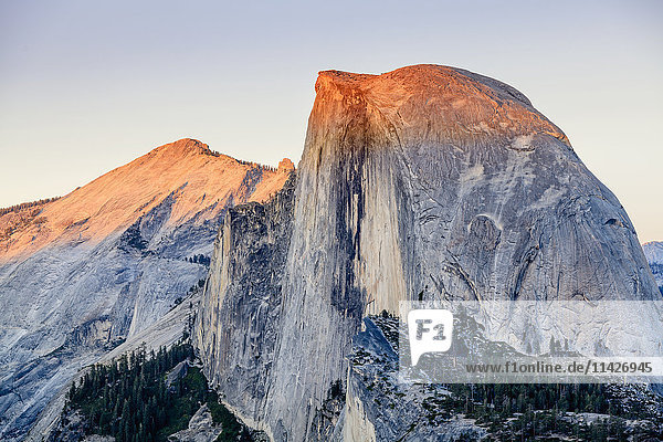 Half Dome bei Sonnenuntergang vom Glacier Point  Yosemite National Park; Kalifornien  Vereinigte Staaten von Amerika'.